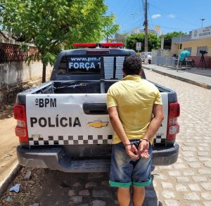 Homem é preso pela Força Tática após entrar em loja e furtar um par de chinelos