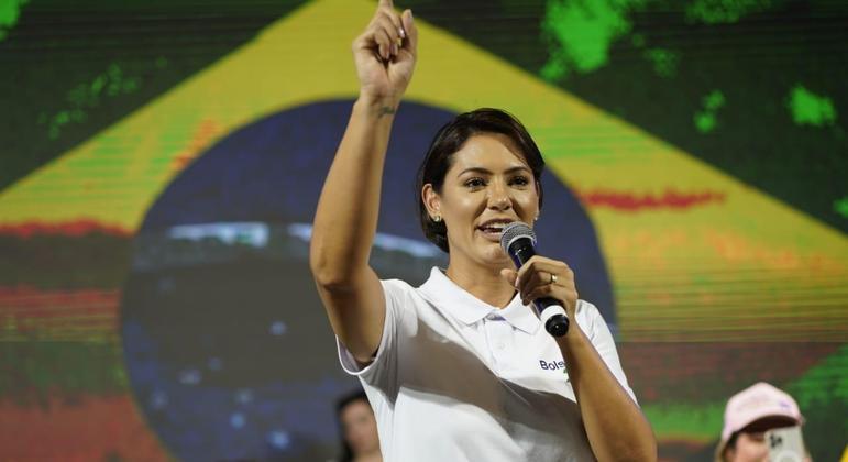 Michelle se pronuncia sobre ela e Bolsonaro não se seguirem nas redes