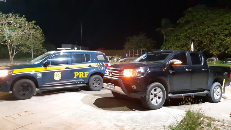 PRF recupera caminhonete roubada e prende homem em São José de Mipibu/RN