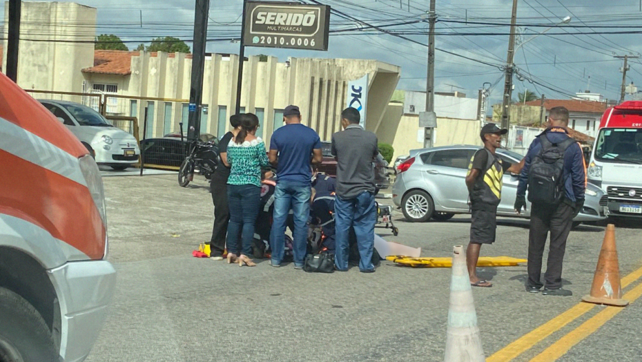 Batida entre carro e moto deixa ferido e interrompe trânsito na Zona Sul de Natal