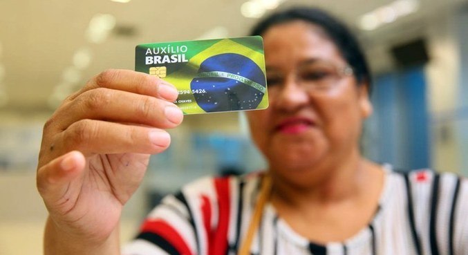 Oito em cada dez famílias do Auxílio Brasil são chefiadas por mulheres