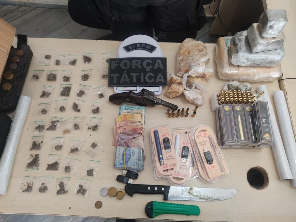 5° BPM apreende arma e drogas na Vila de Ponta Negra