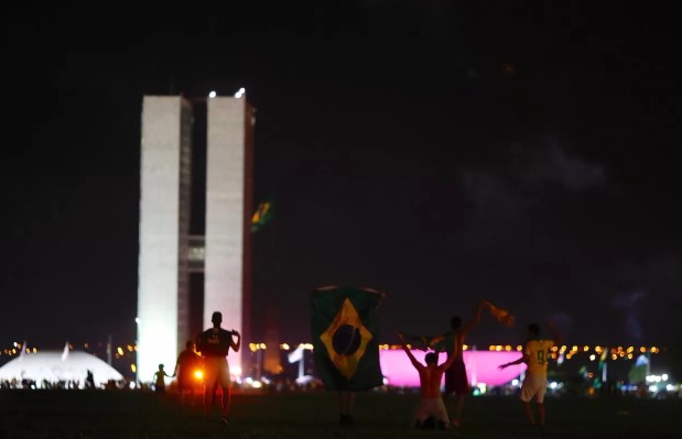 Apoiadores de Bolsonaro e Lula ficarão separados por 1,5 km em Brasília no domingo, durante a apuração