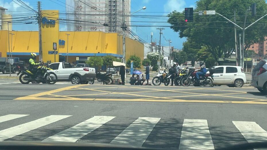 Trânsito Acidente causa trânsito no cruzamento da Av. Amintas Barros com Salgado Filho