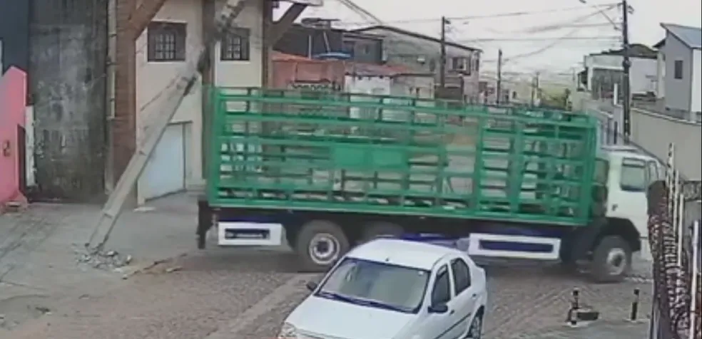 Caminhão desgovernado derruba poste e atinge muro de padaria em Natal