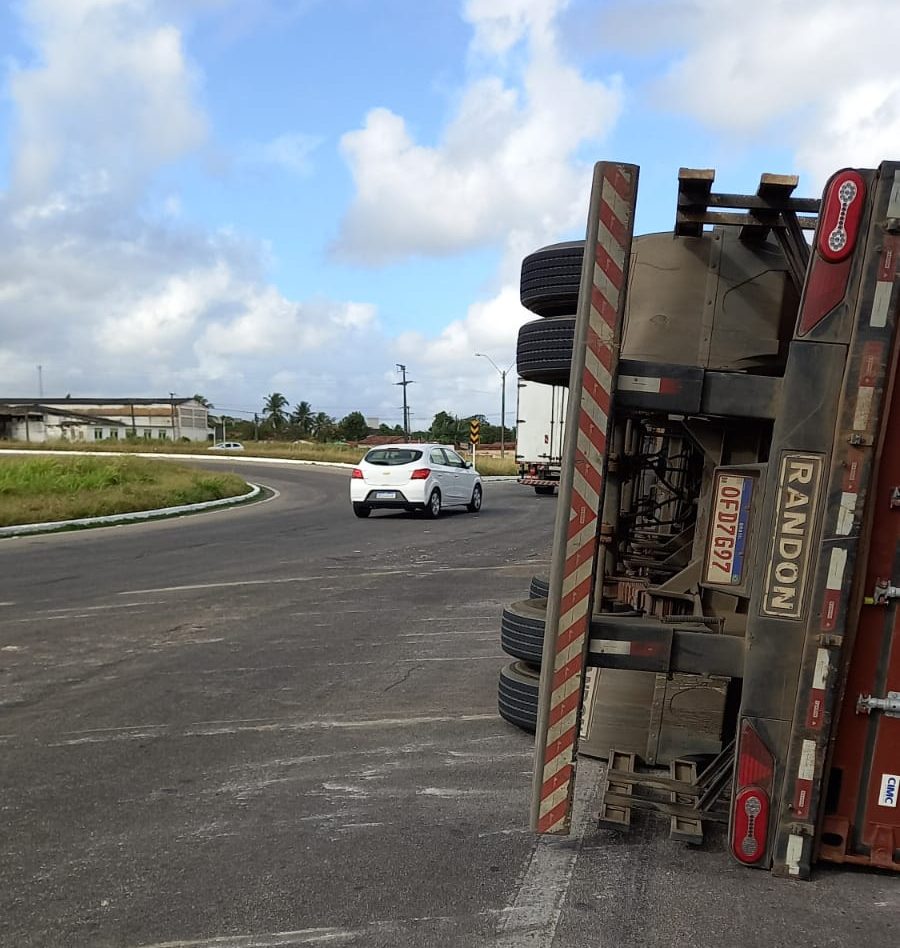 Carreta tomba em rotatória na BR-304 em Macaíba