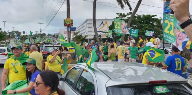 Em Natal multidão se reúne em dois pontos para dar início a carreatas em apoio ao presidente Bolsonaro