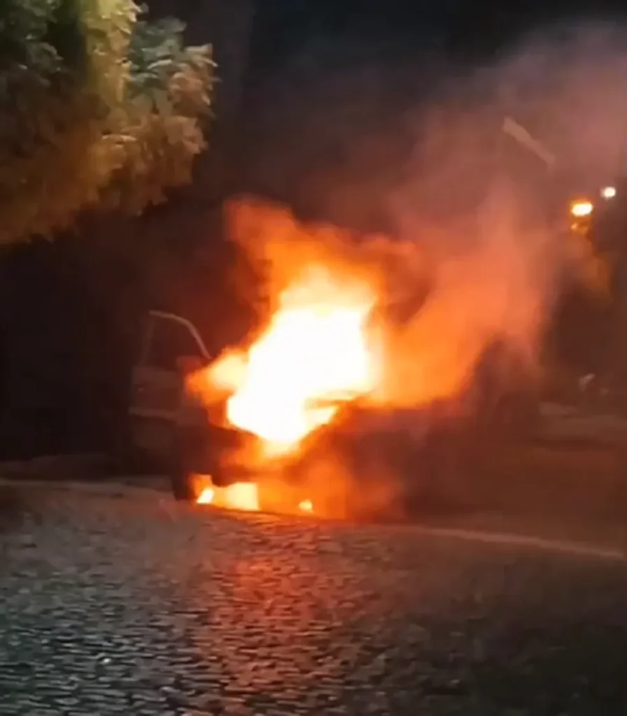 Carro pega fogo no meio da rua e fica destruído em Parelhas