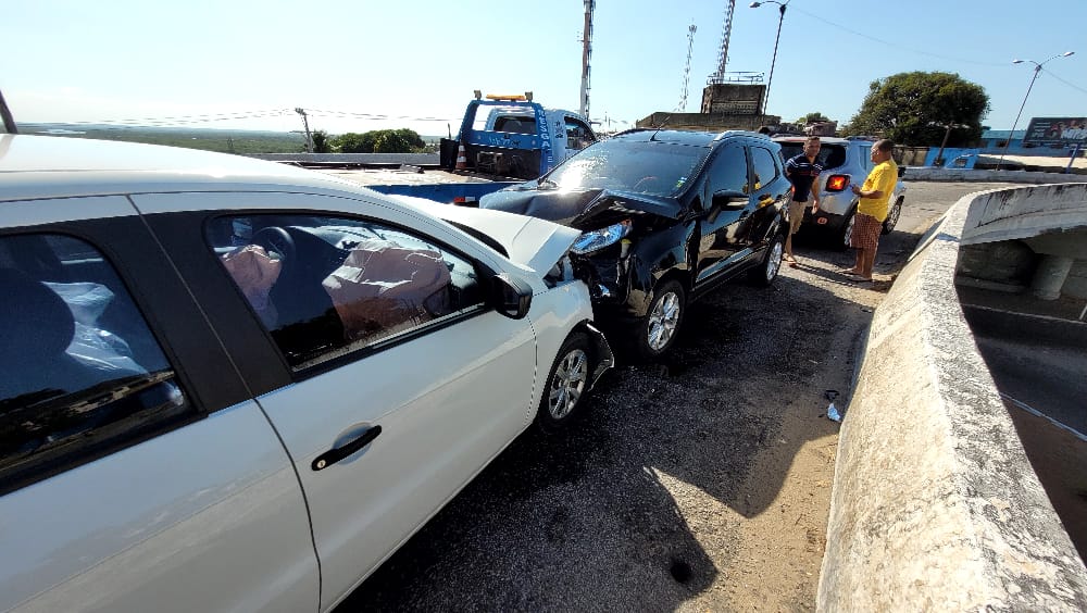 Motorista sobe Viaduto da Urbana na contramão e bate de frente com outro carro
