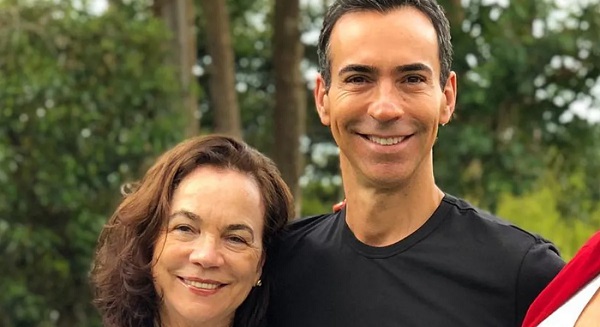 César Tralli presta homenagem à mãe, Edna Tralli, que morreu em acidente aéreo