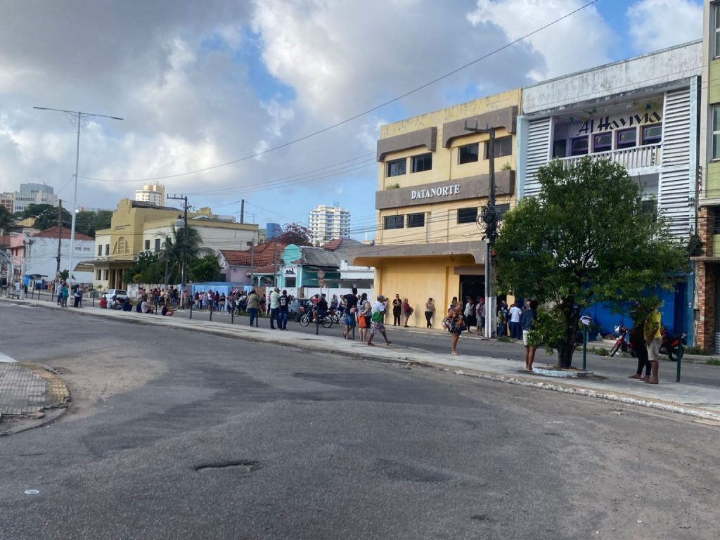 Usuários dormem na rua para conseguir atendimento no Cadastro Único em Natal