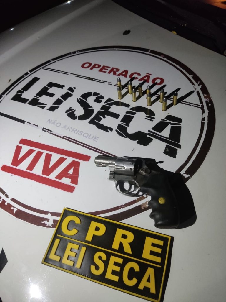 Três são presos por dirigirem bêbados e portarem drogas e arma durante blitz da Lei Seca