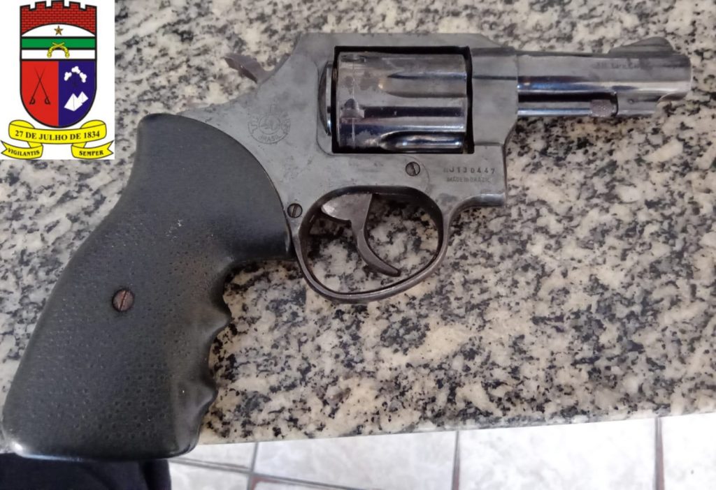 PM prende homem por porte ilegal e arma e fogo e suspeito de tráfico de drogas na cidade de Grossos/RN
