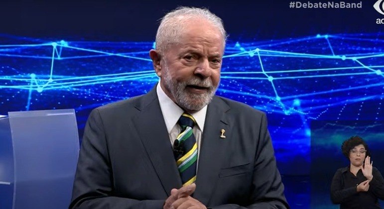 ‘Pode ter havido roubo na Petrobras’, diz Lula em debate