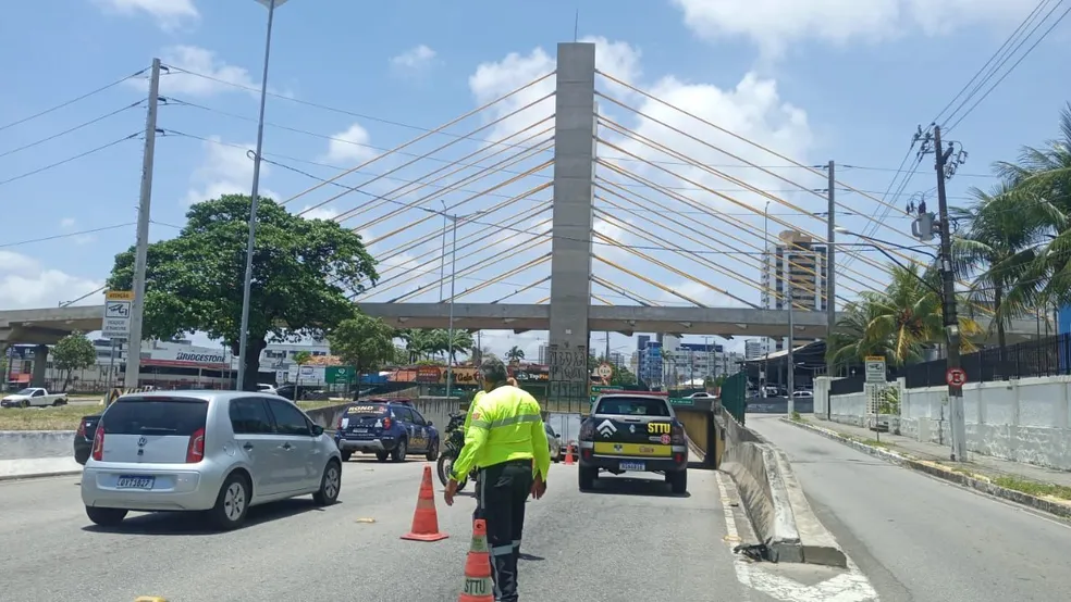 Caminhão quebra no meio da via e túnel da Arena das Dunas é interditado
