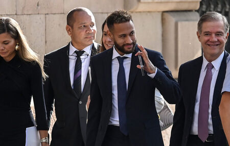 Em tribunal, Neymar diz que assinava os documentos que seu pai pedia