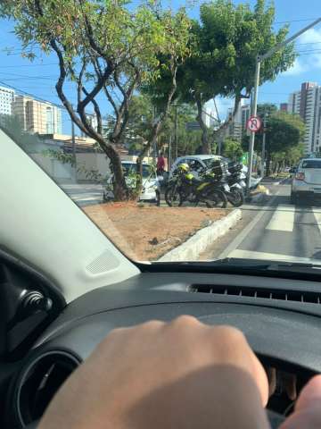 Motorista perde controle, bate em outro carro, sobe canteiro e atinge semáforo em Petrópolis  Fonte: Blog do Gustavo Negreiros