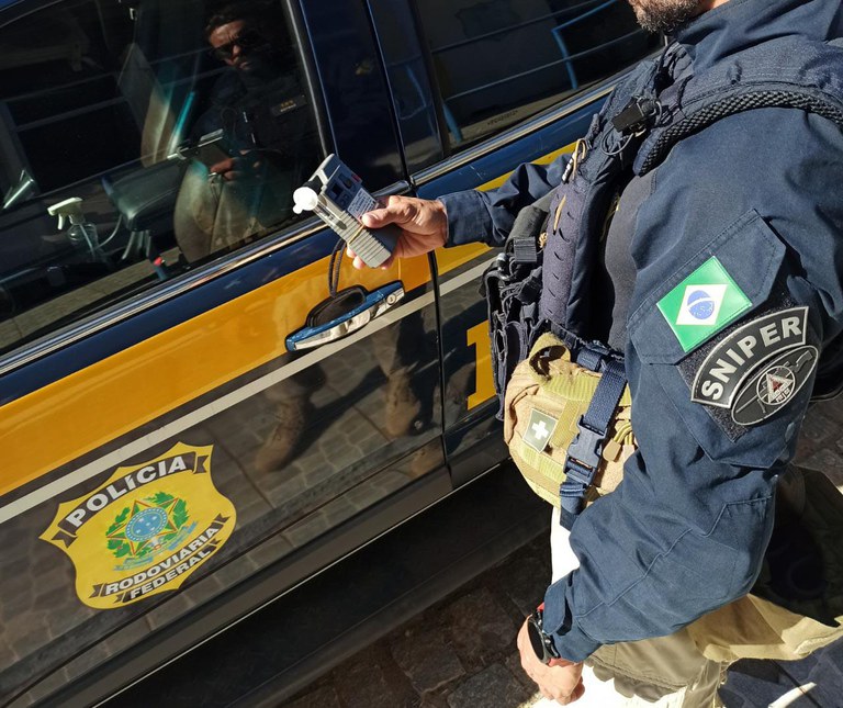 Motorista bêbado é preso após quase atropelar policiais rodoviários federais na Grande Natal