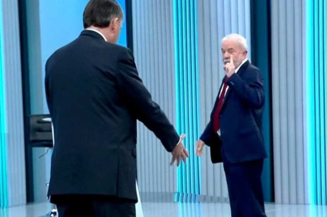 Bolsonaro diz: ‘Fica aqui, rapaz’; Lula: ‘Não quero ficar perto de você’