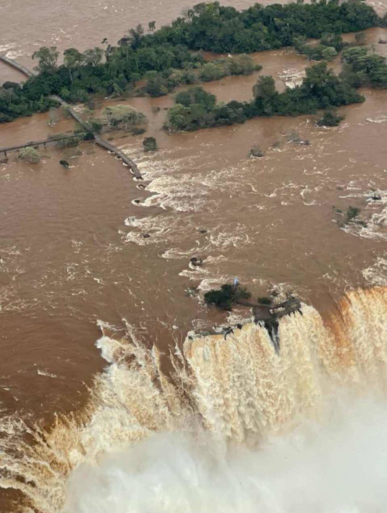 Alta vazão destrói parcialmente passarela das Cataratas do Iguaçu