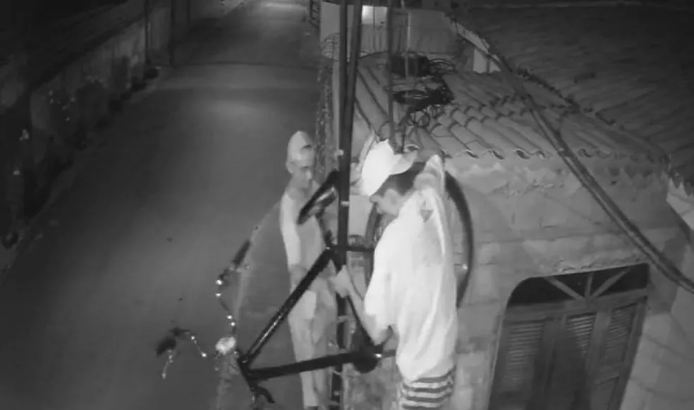 Dupla furta bicicleta dentro de casa em São José de Mipibú