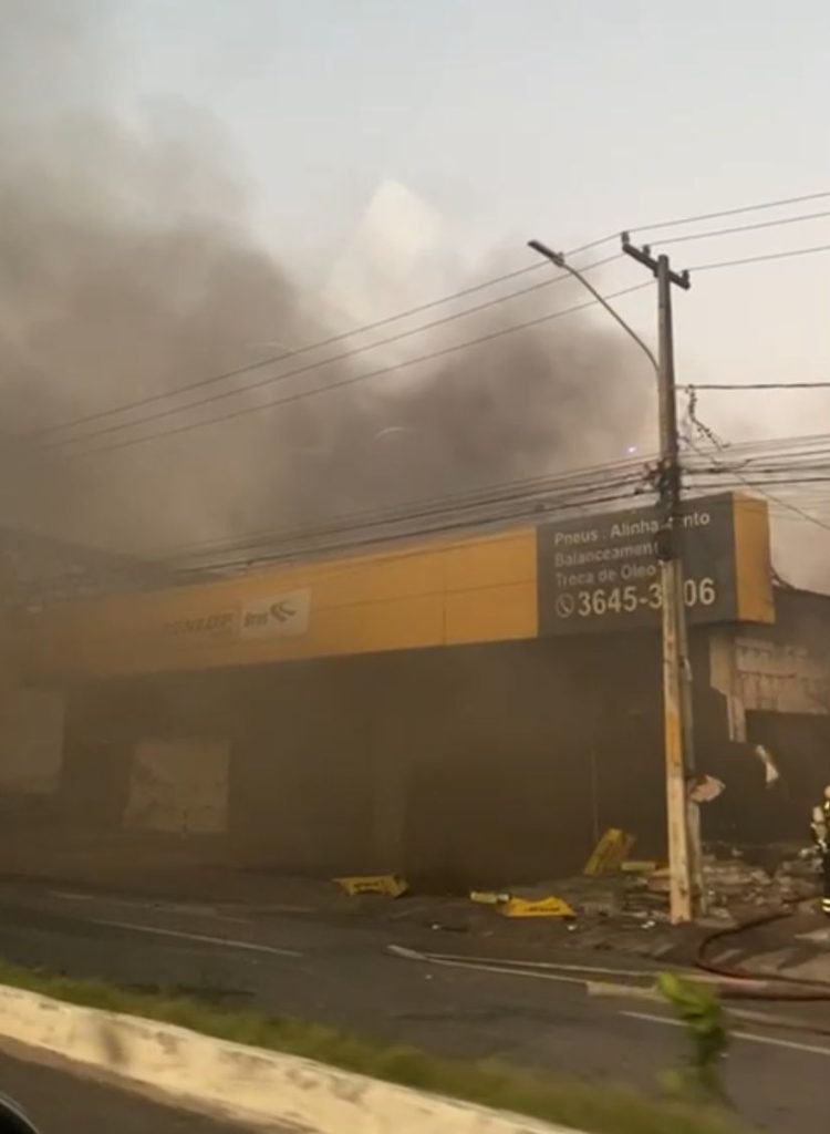 Parte da loja de pneus que pegou fogo em Parnamirim pode desmoronar, diz PRF