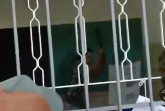Homem destrói urna eletrônica a pauladas e é preso em Goiânia