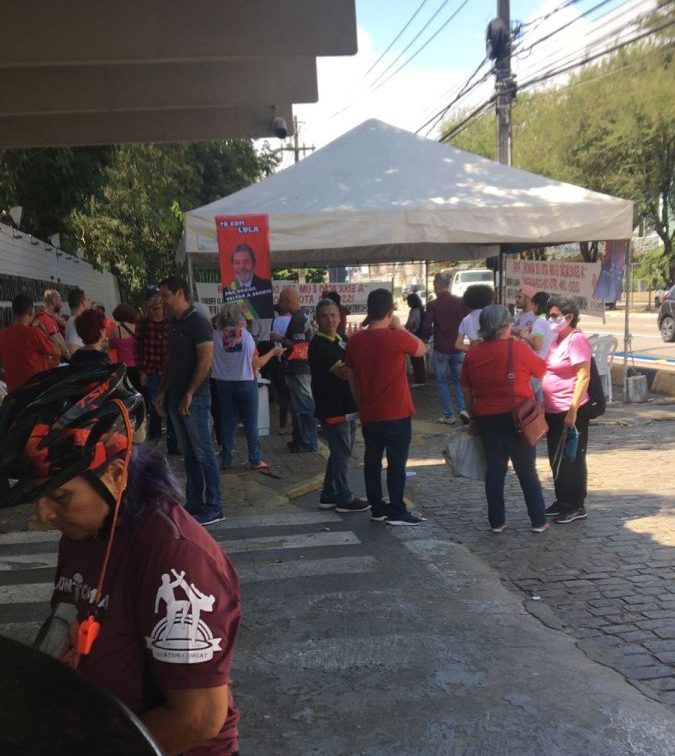Alunos do IFRN denunciam entrega de lanches por troca de votos para Lula na frente do campus em Natal