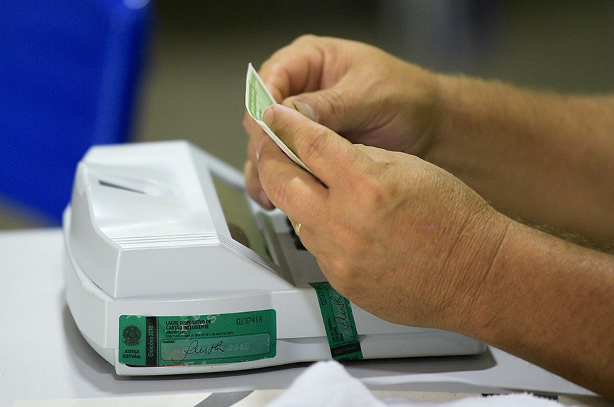 Eleitor tem que levar documento oficial com foto na hora de votar