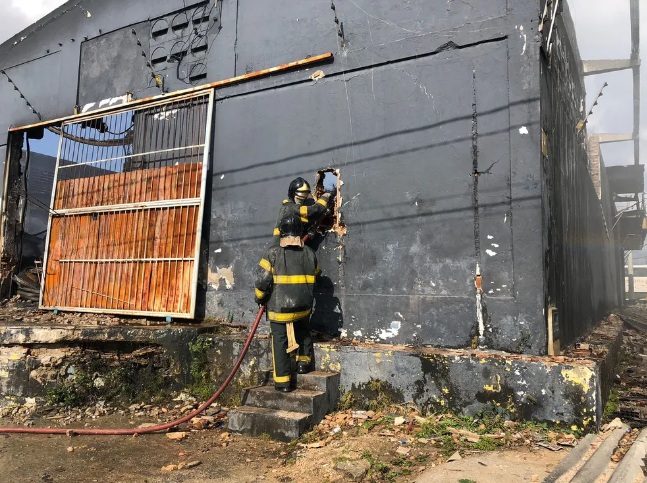 Cidades Incêndio em loja de pneus na Grande Natal é controlado quase 24 horas depois