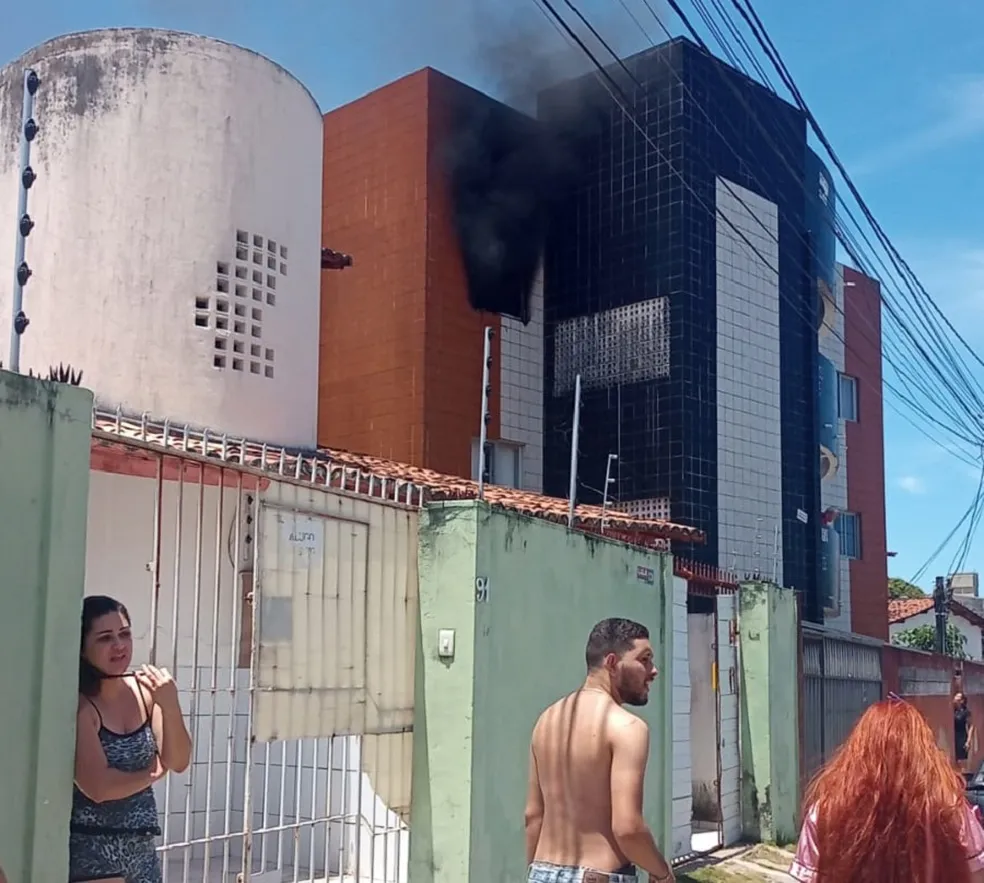 Vizinhos arrombam porta de apartamento incendiado e resgatam gatos na Grande Natal