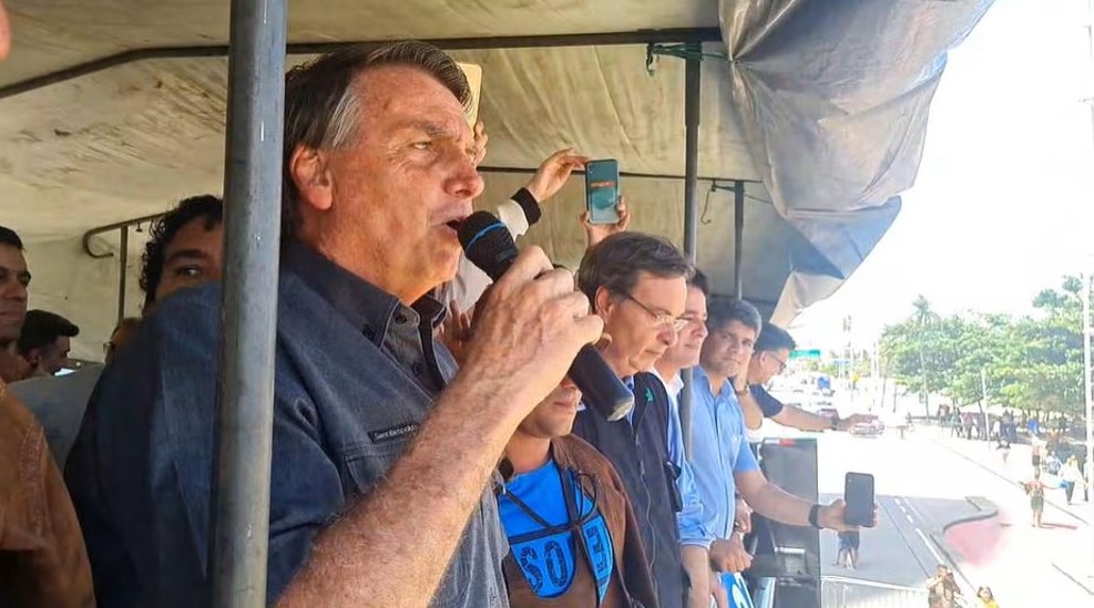 “Ele vai voltar pra cadeia”, diz Bolsonaro sobre Lula em Recife