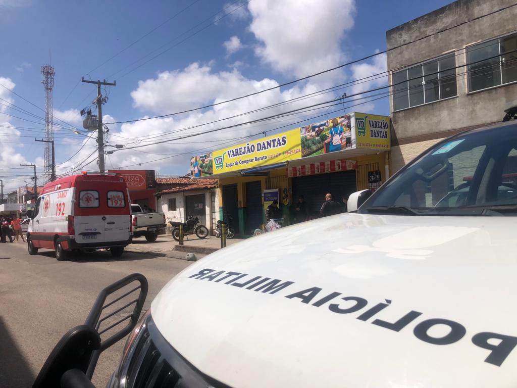 Criminosos invadem mercadinho para assaltar e um acaba morto na ZN de Natal