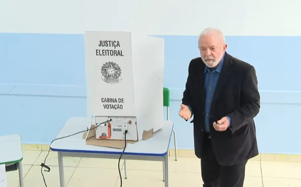 Lula vota em escola de São Bernardo do Campo, na grande São Paulo