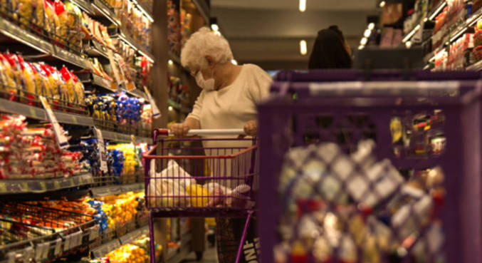 Economia Famílias brasileiras voltam às marcas preferidas com a queda no preço dos alimentos