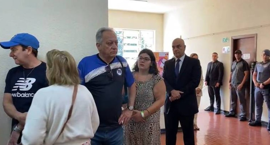 Presidente do TSE, Alexandre de Moraes enfrenta problema com a urna ao votar em São Paulo