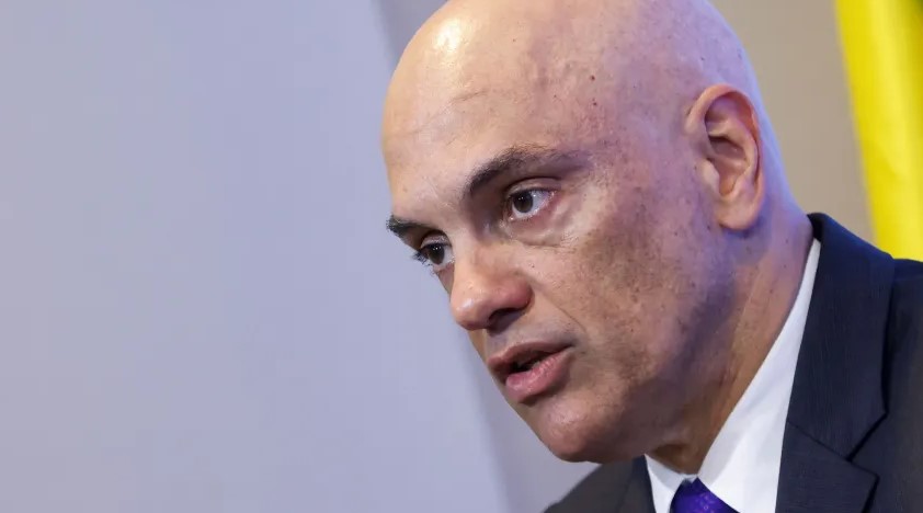 Judiciário Alexandre de Moraes acata pedido de Bolsonaro e tira vídeo sobre venezuelanas do ar