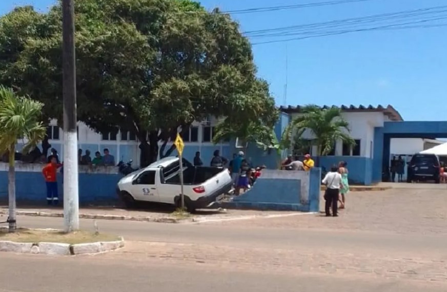 Motorista perde controle de carro e derruba parte do muro de hospital no RN