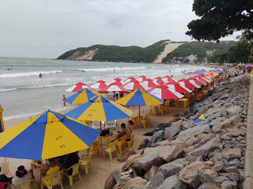 Prefeito de Natal assina ordem de serviço para obras de enrocamento na praia de Ponta Negra