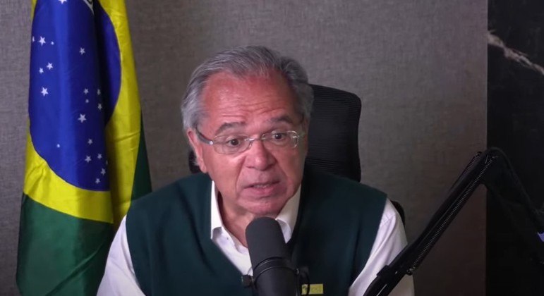 Em live, Guedes reafirma reajuste acima da inflação para aposentados e servidores em 2023