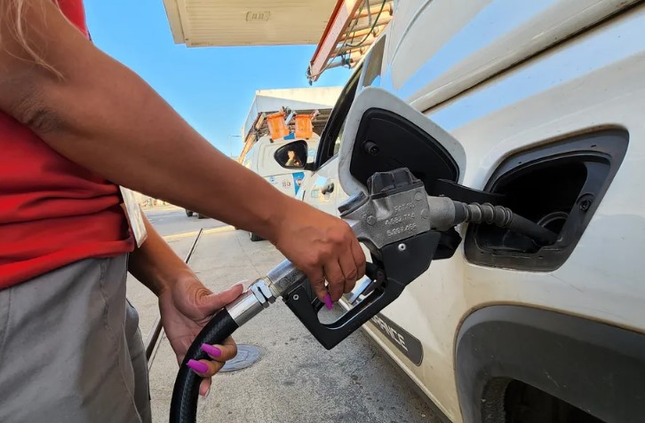 Pela 15ª semana seguida, preço da gasolina recua e chega a R$ 4,79 em média no país, diz ANP