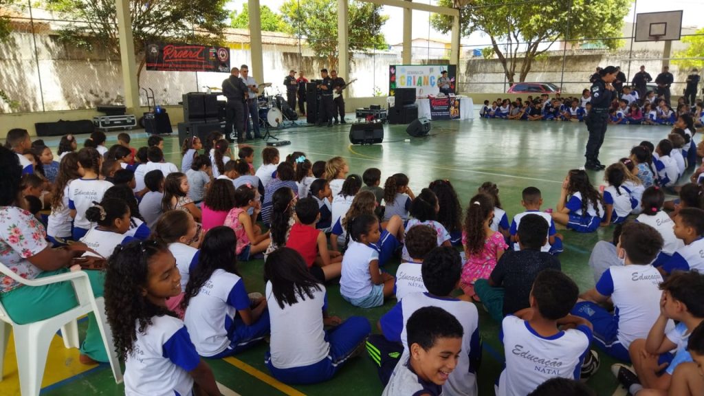 Polícia Militar realiza ação recreativa alusiva ao dia das crianças em escola pública no bairro do Planalto