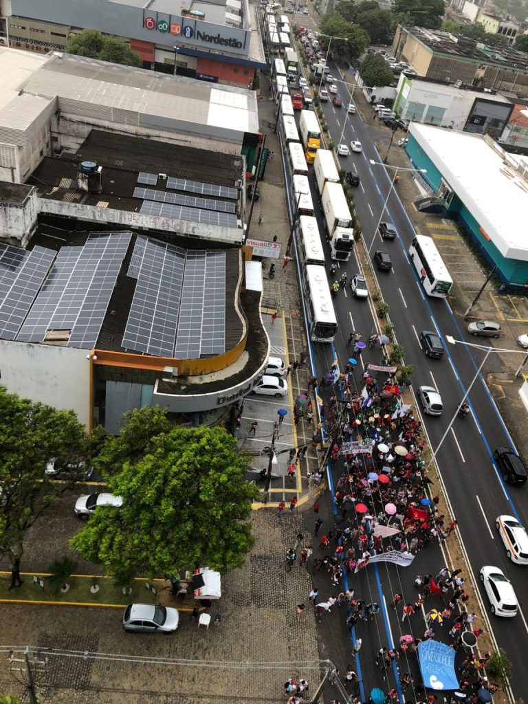 Protesto organizado por alunos da UFRN a favor de Lula e contra Bolsonaro trava o trânsito da cidade