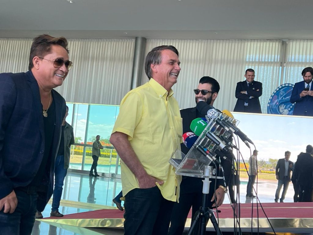 Bolsonaro se encontra com sertanejos Gusttavo Lima e Leonardo, que pedem votos para fãs
