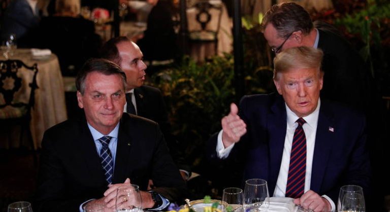 Donald Trump parabeniza Jair Bolsonaro por ida ao segundo turno das eleições