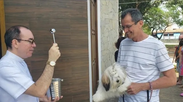 Em dia de padroeiro dos animais, devotos levam pets para receber bênção em igreja de Natal