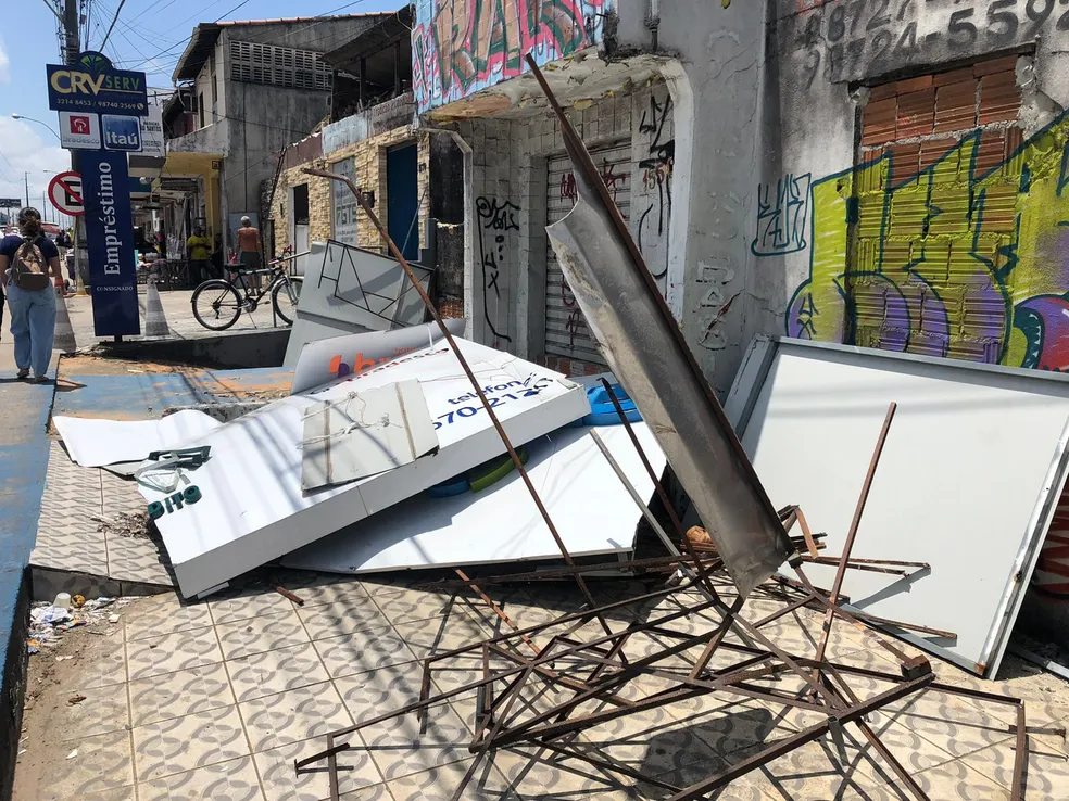 Marquise metálica desaba sobre carro em avenida na Zona Norte de Natal
