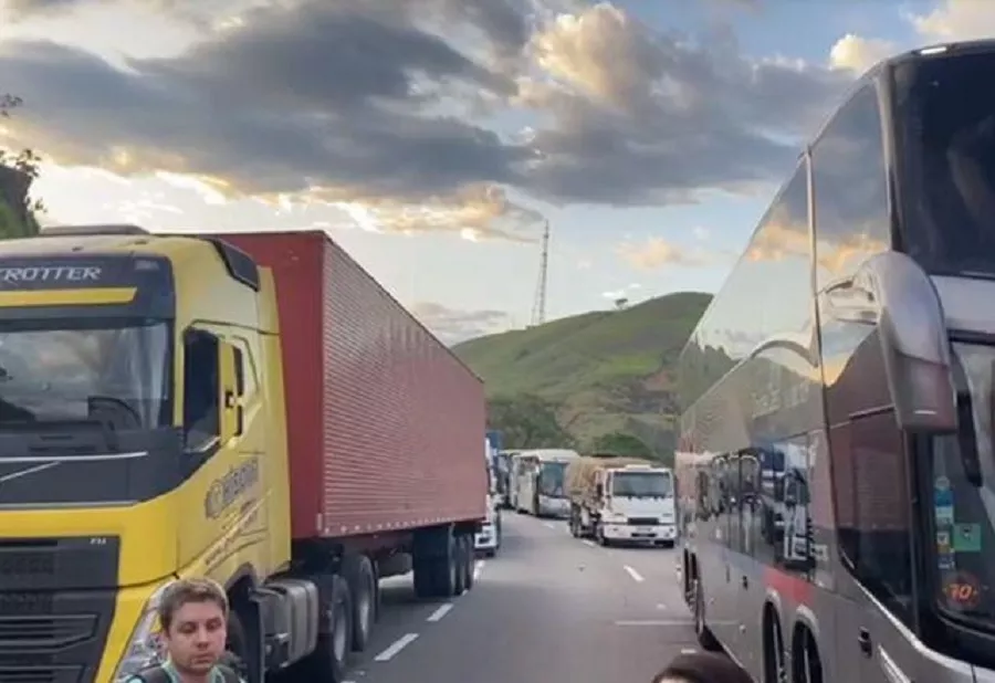 Caminhoneiros bloqueiam rodovias em protesto à eleição de Lula