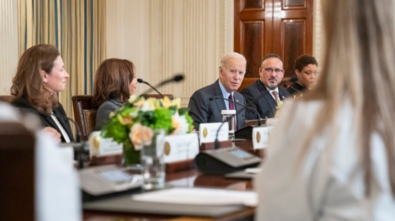 Biden fala em criar lei nacional para assegurar acesso ao aborto