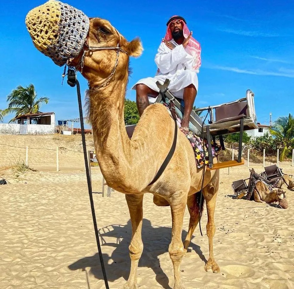 Montado em dromedário, jogador do Flamengo posta foto em Genipabu e brinca: “Qatar, cheguei”